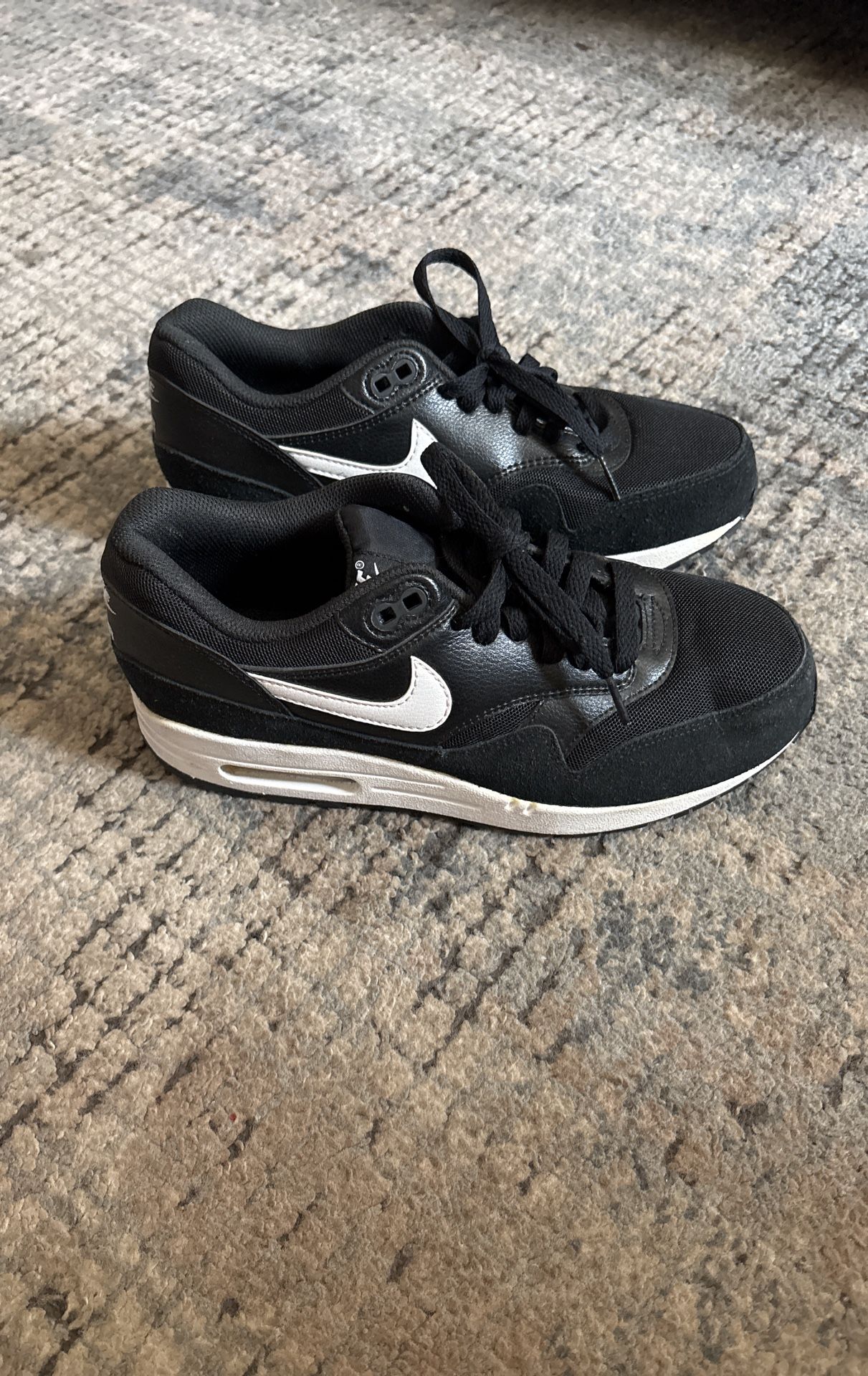 Women’s Nike Air Max Black And White Like New