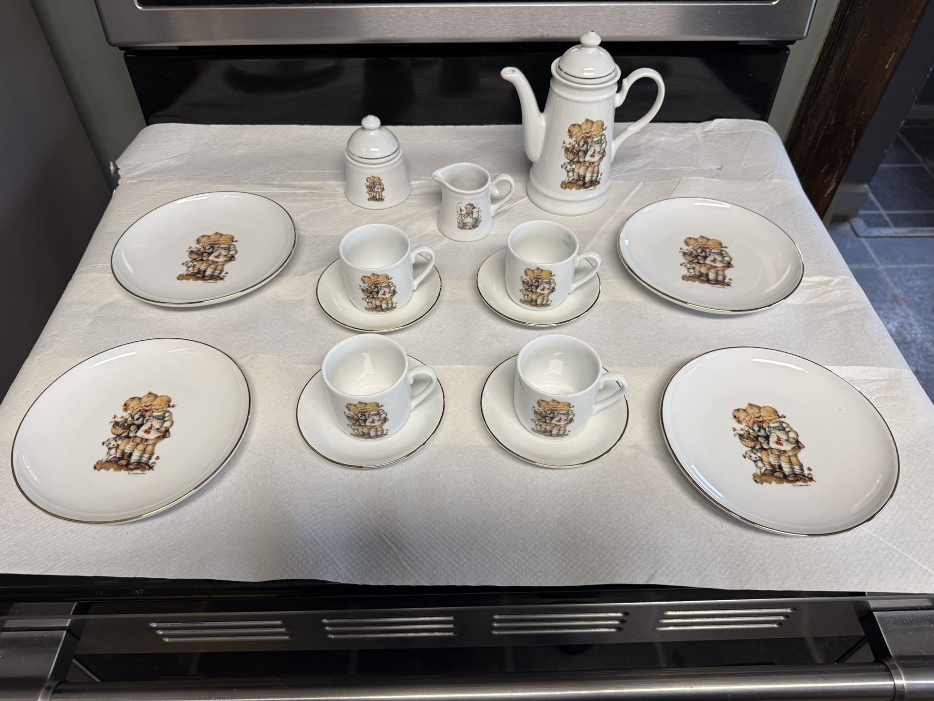 Reutter Porzellan M.J. Hummel Miniature Tea Set 17 Pieces