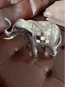 Elephant figurine with mother pearls