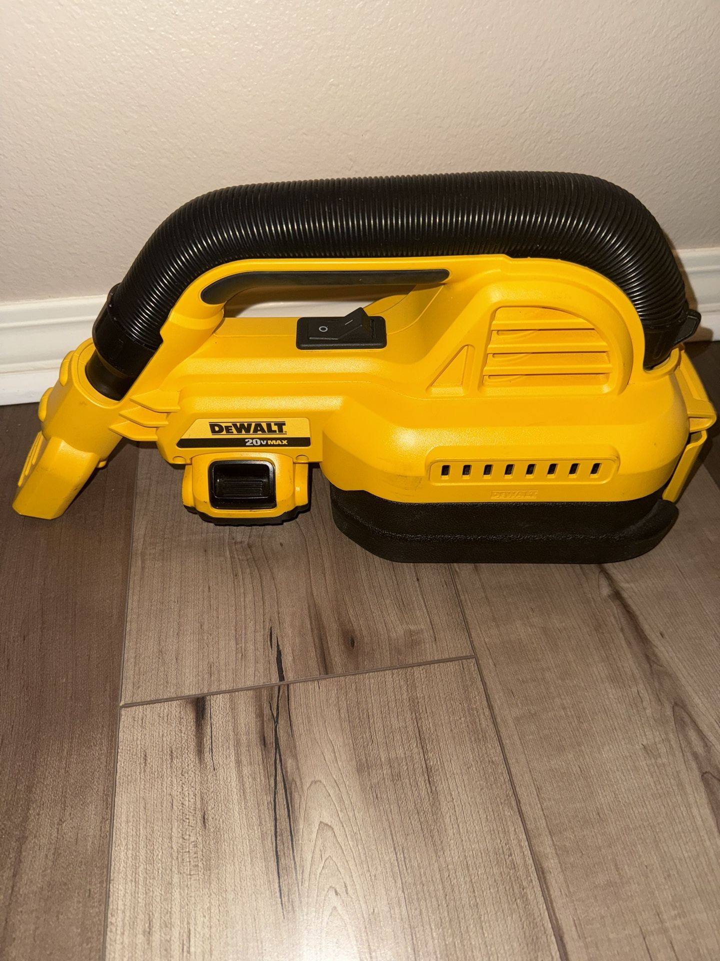 DEWALT Cordless vacuum 20v With Accessories