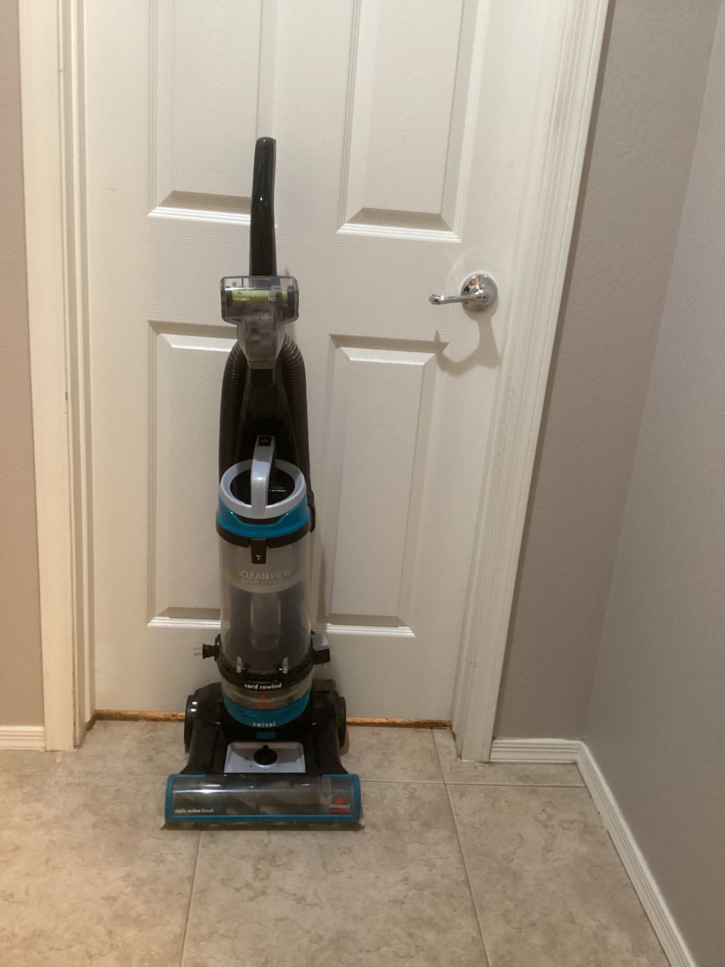 Bissell bagless Vacuum Cleaner with turbo brush attachment  and Automatic Cord Rewind   (Nearly New Condition)