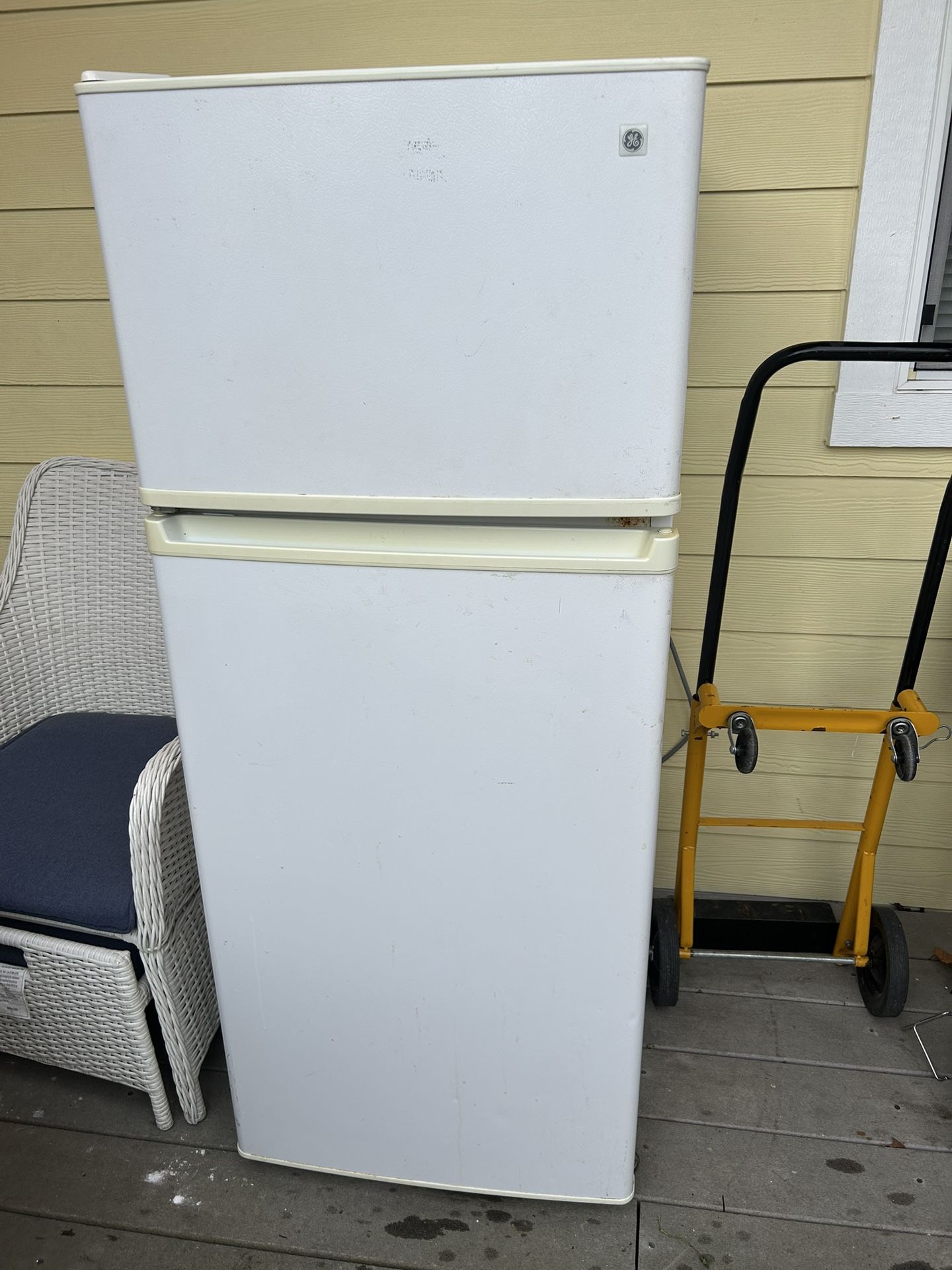 Small GE refrigerator 