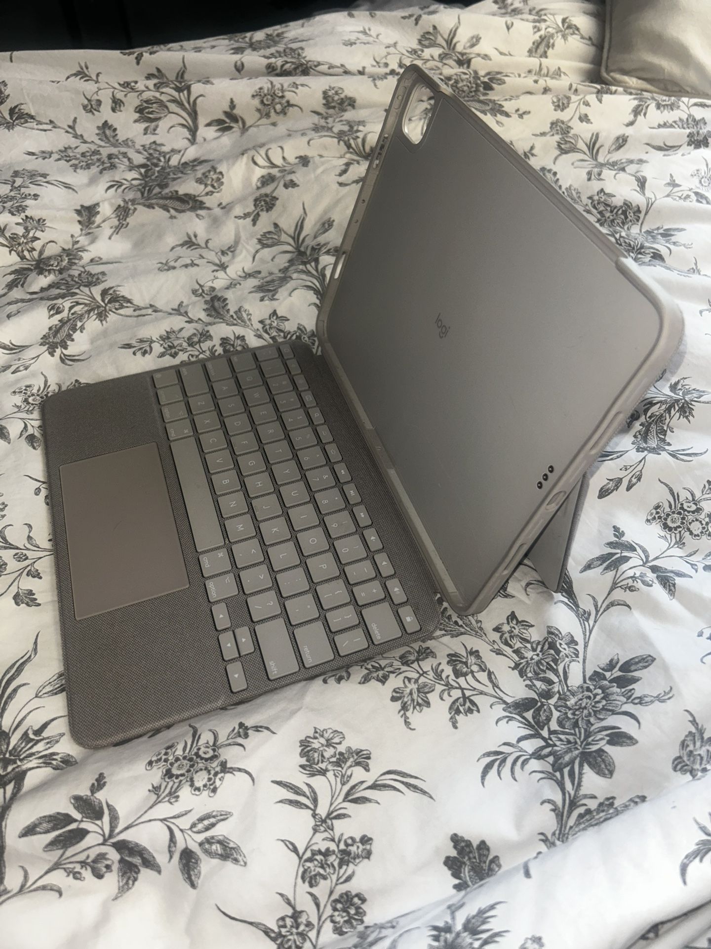 Logitech Keyboard iPad 11in Pro