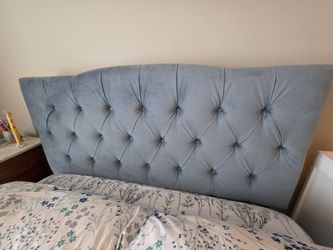 Tufted velvet Queen headboard
With boxspring and Hollywood bed frame
Pick up between September 20 and 25th