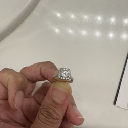 Round Diamond Engagement Ring 10/10 Condition 