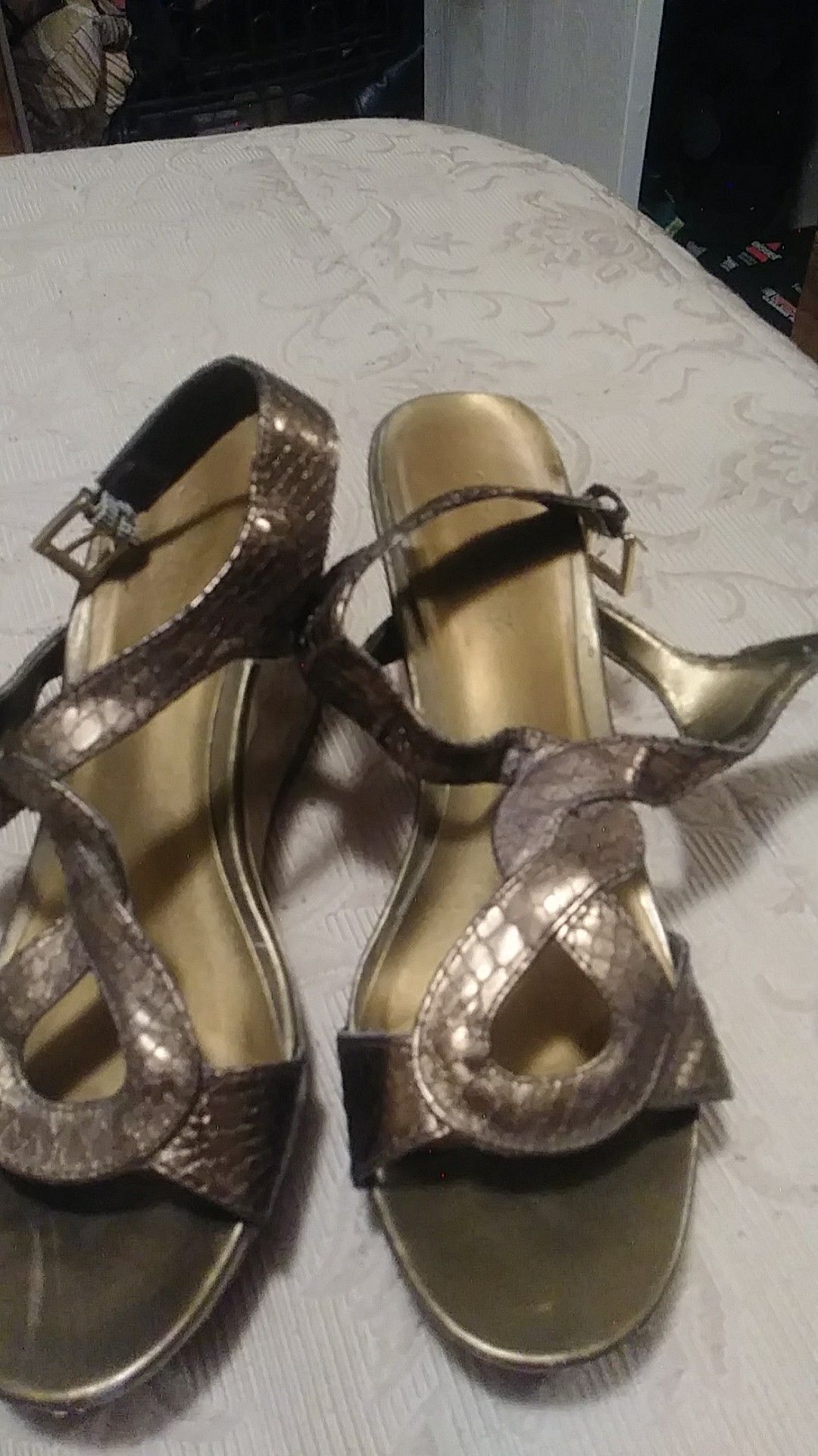 Women size 7 1/2 cute shoes look