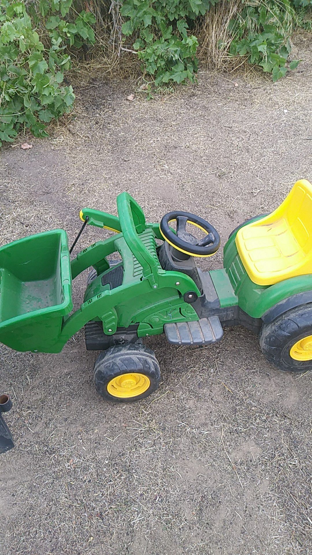 John Deere battery powered childs tractor