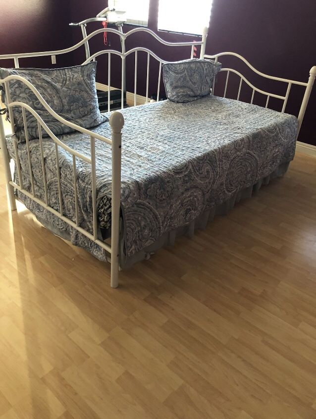 Twin Bed WITH TRUNDLE FRAME ONLY ! No mattress ! No Bedding :)