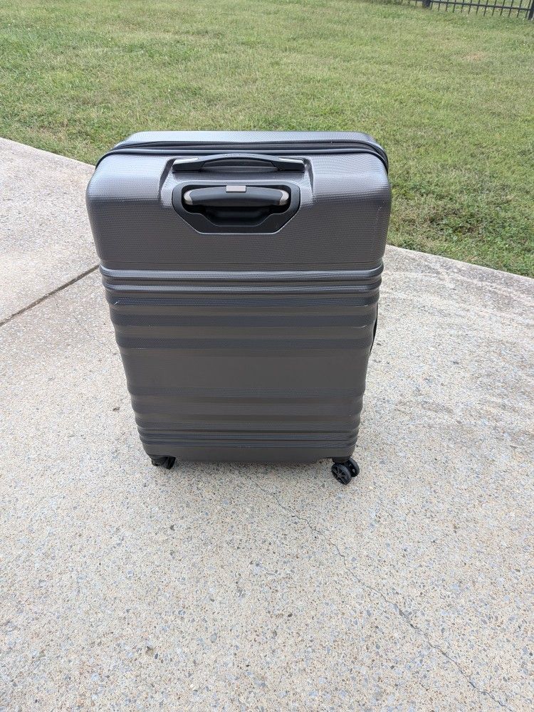 Traveler’s Choice Hard Shell Spinner Suitcase – Like New