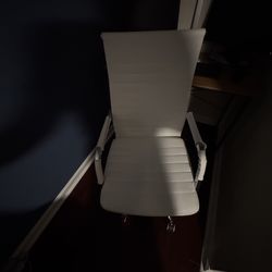 White Executive Office Chair – Modern & Comfortable