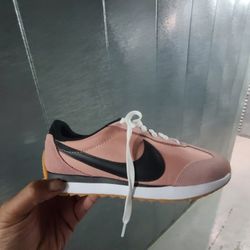 2 PAIR BUNDLE OF NIKE WOMENS SHOES (SZ 7 WOMENS/5.5Y)