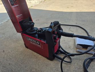 Lincoln WELD-PAK 90i MIG and Flux-Cored Wire Feeder Welder with Gas Regulator
