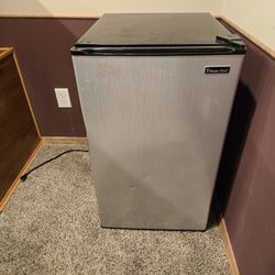 Magic Chef Mini Fridge With Freezer