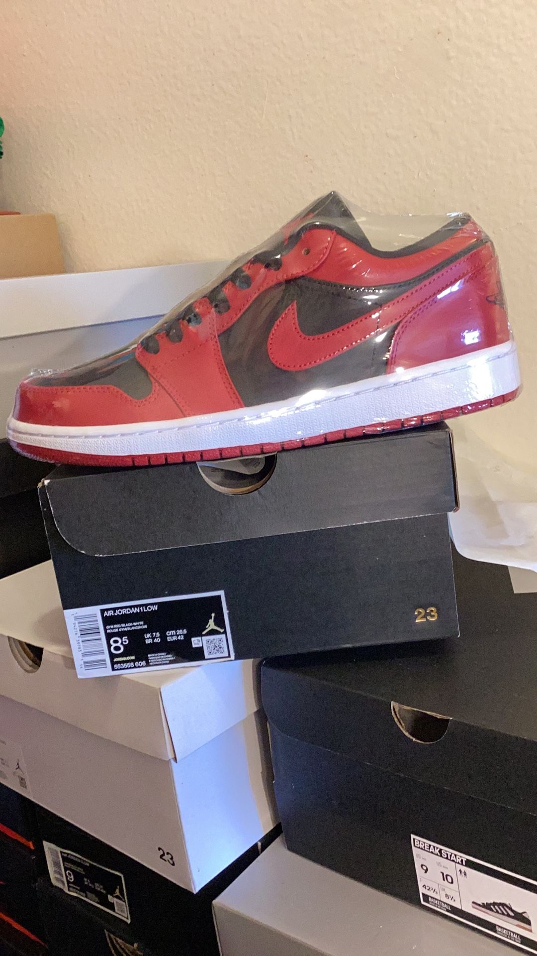 Air Jordan 1 Low Reverse Bred Men Size 8.5 Women Size 10