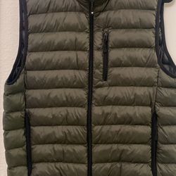Men’s Puffy And Warm  Vest , Size : M . Olive Green . Like New Condition. 