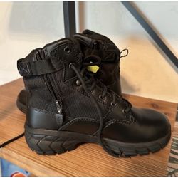 Women’s Size 7 Waterproof Boots 