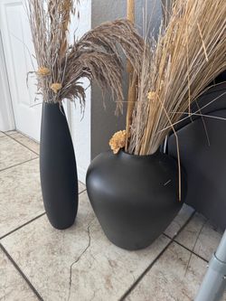 2 decorative vases