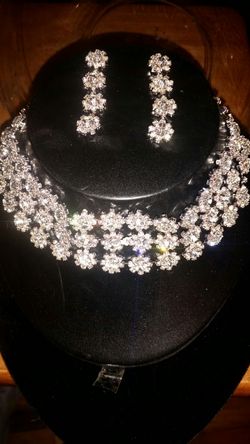 Chrystal necklace and earrings brand new