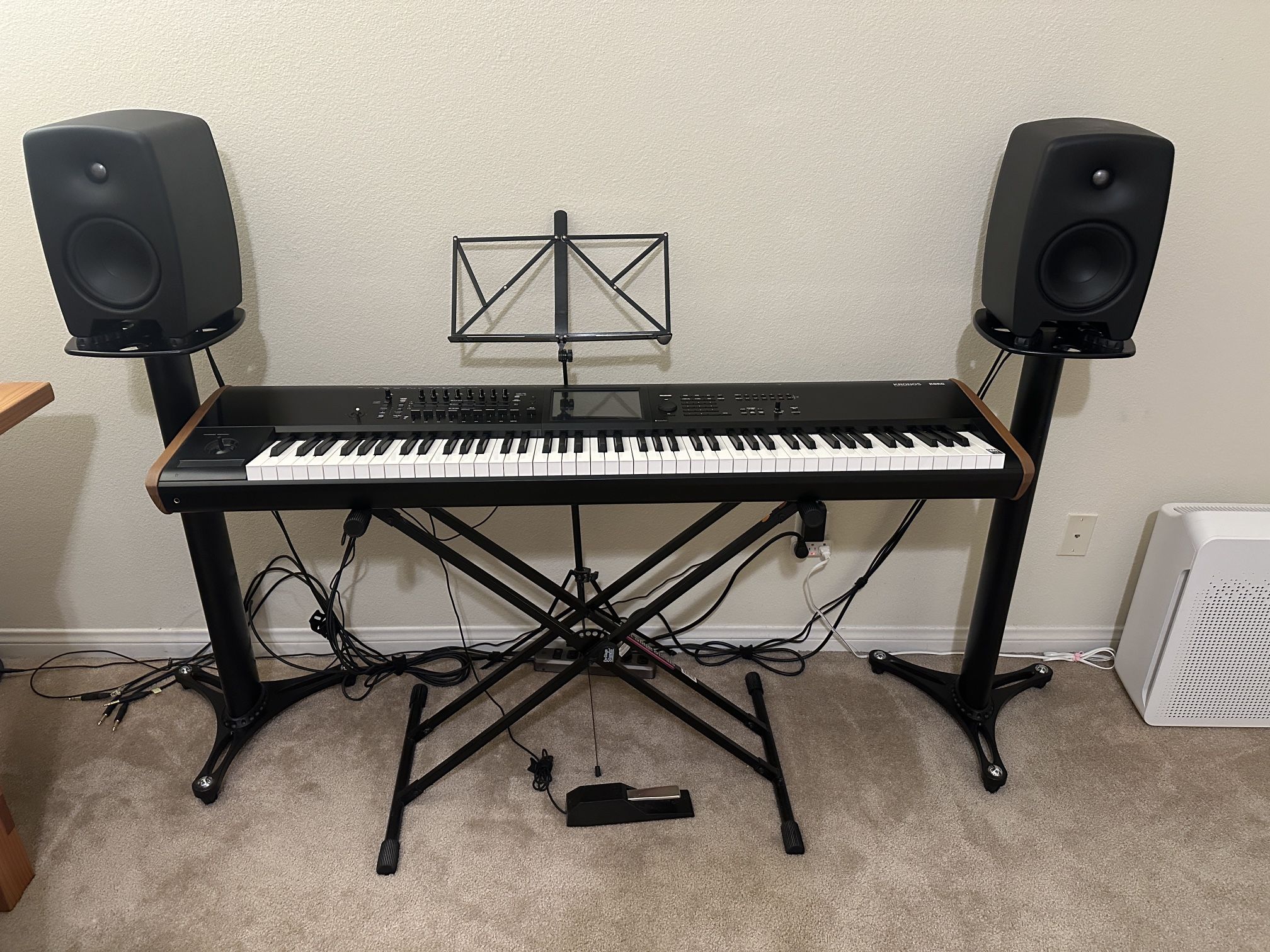 Kronos Music Workstation 2-88 With Korg Sustain Pedal