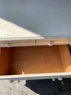 Nice dresser, good condition, solid wood