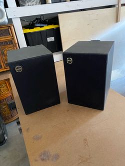 Studio monitor speakers