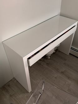 Vanity and chair and new condition