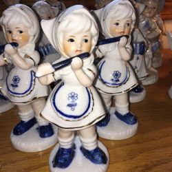 18 Porcelain Party Favors