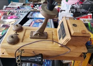 Antique teléfono de madera