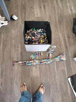 20 Pounds Of Legos Lego Ak And Bag Of Lego Figures And Accessories 