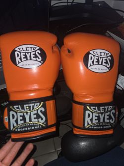 Cleto Reyes boxing 16oz