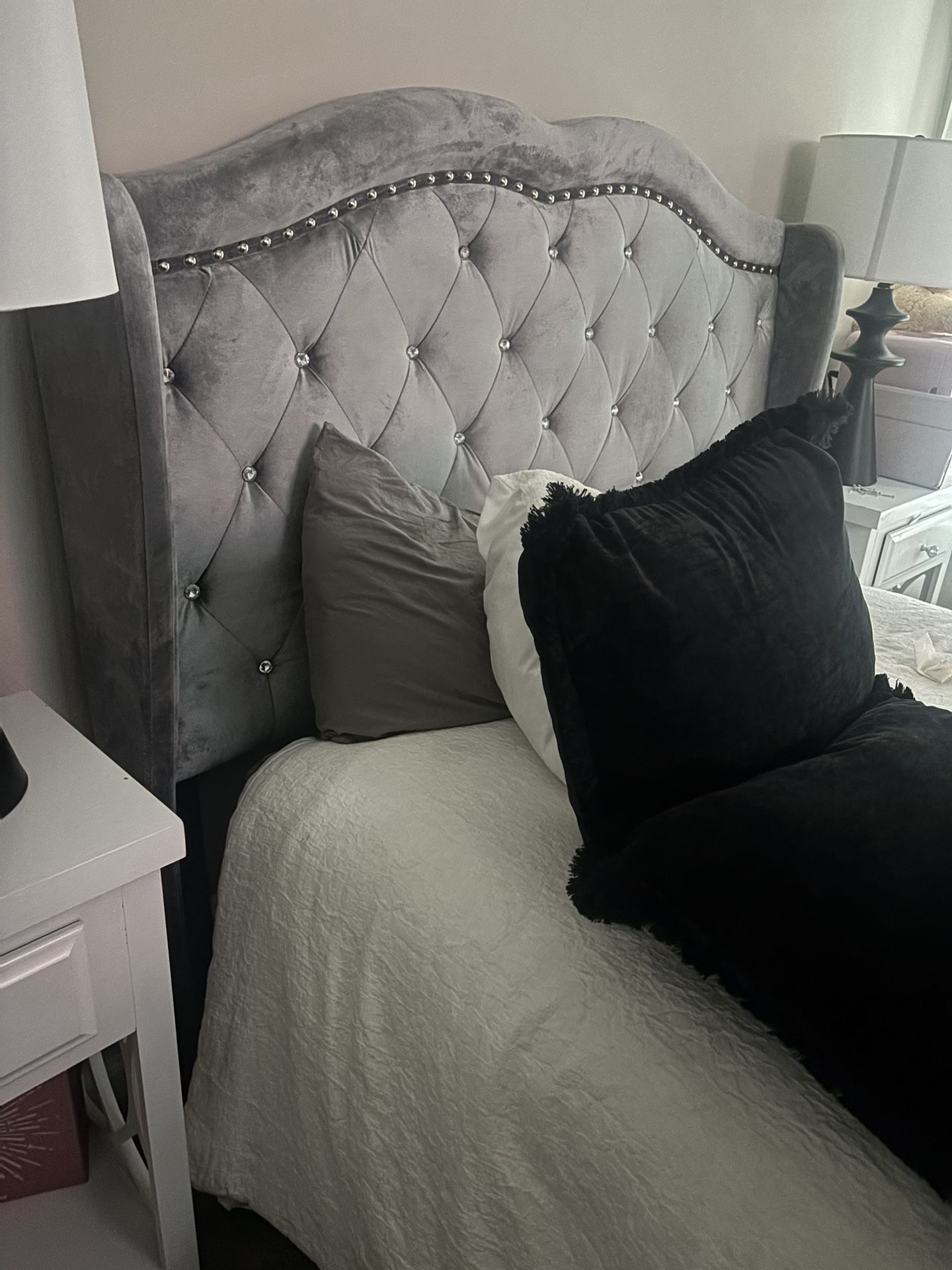 Velvet Tufted full Size Bed