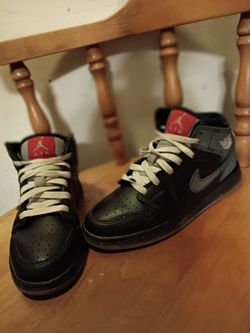 Nike Air Jordan 1 Mid Sneakers size 4Y