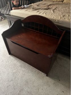 Caja se juguetes de madera con llantas