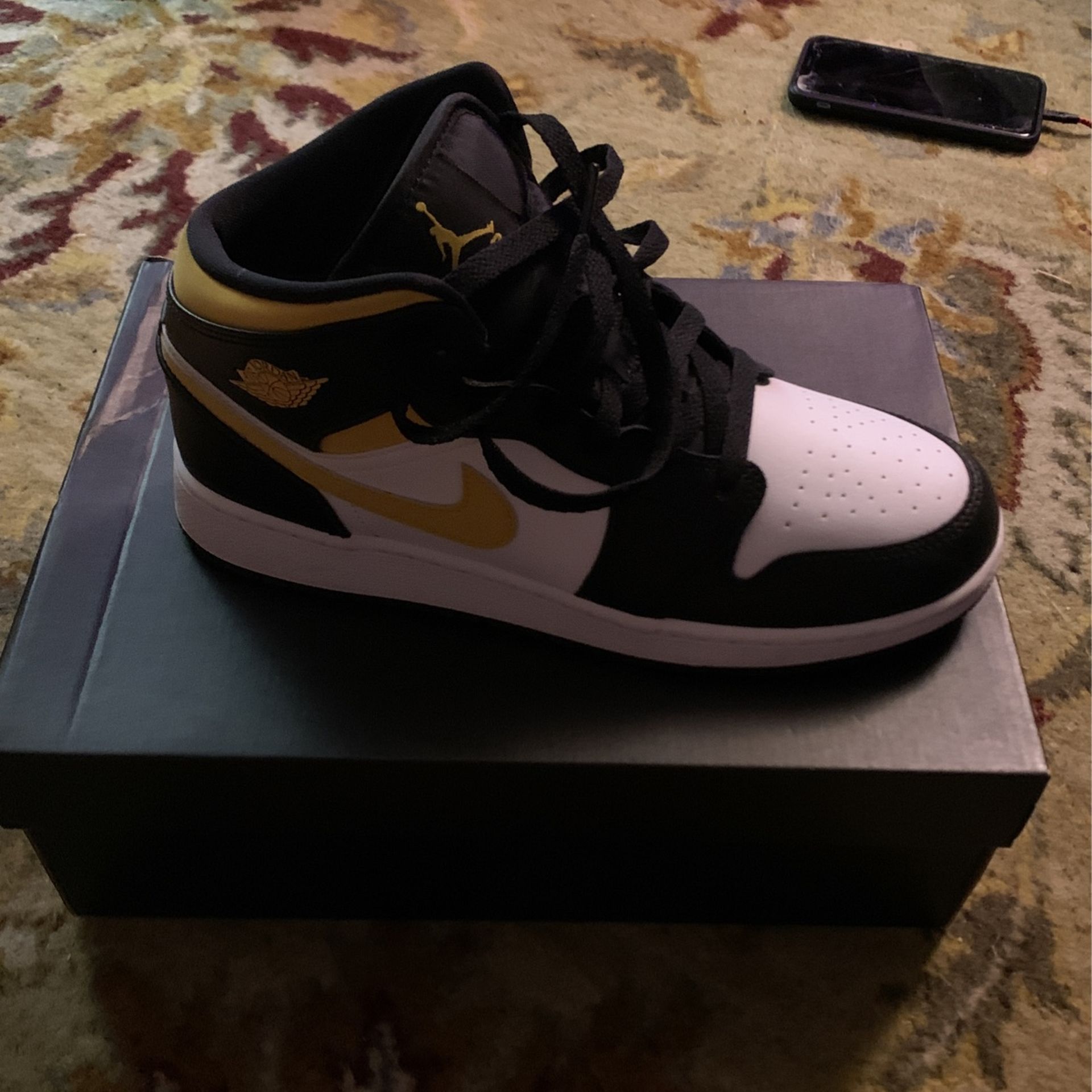 Jordan 1 Mids Black And Yellow