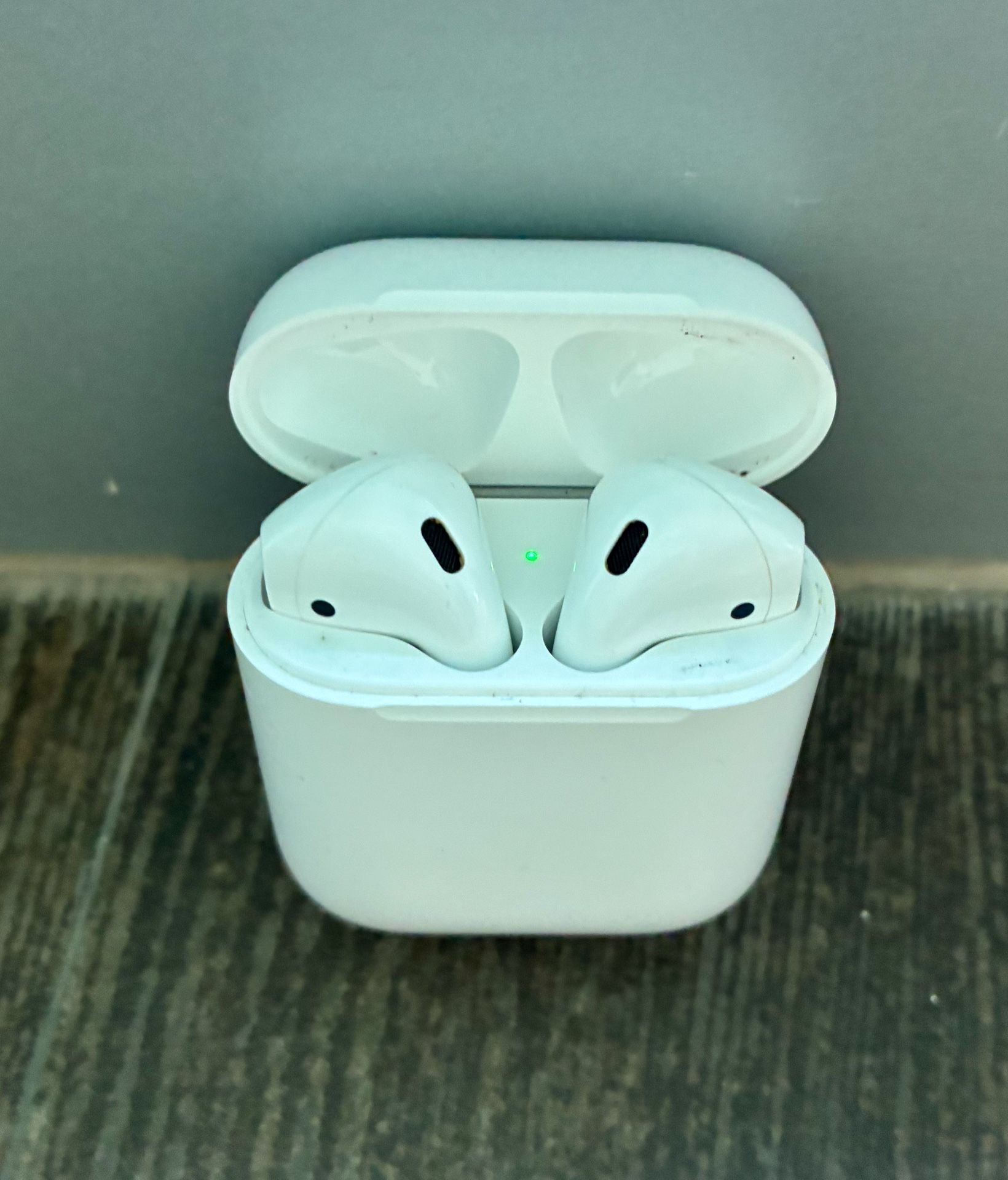 AirPods 2 - Excellent Condition! 