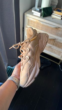 Tennis shoes