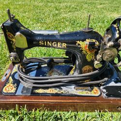 Vintage - Singer sewing machine (portable)