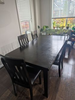 Size adjustable dining table with 4 chairs and a bench.
