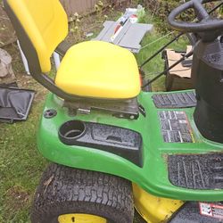 John Deer S220 Ride On Lawn Mower