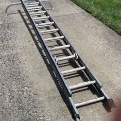 Ladder With NEW Stabilizer Bar & End Cap Covers - WERNER - 20 Foot Aluminum D-RUNG Extension Ladder