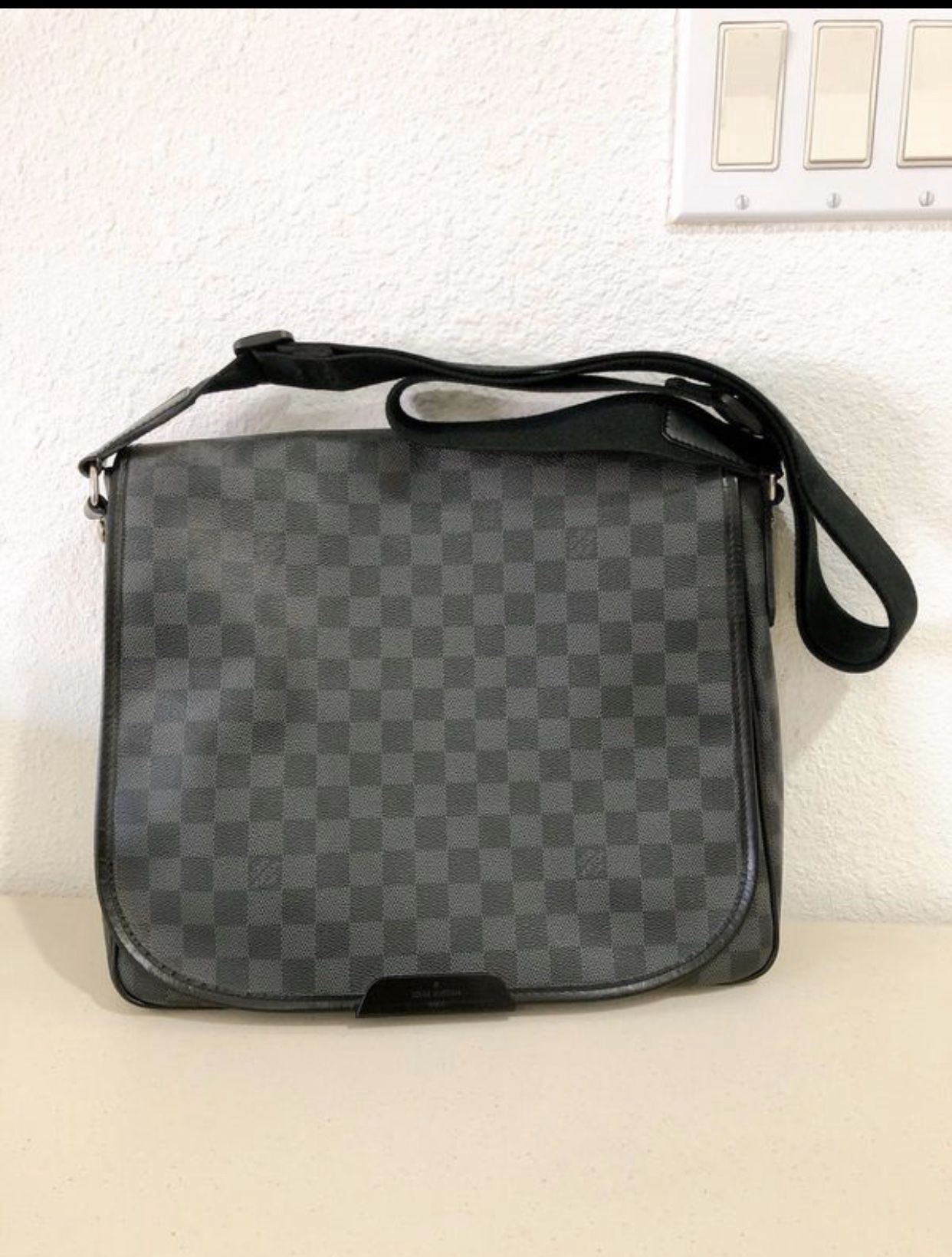 Louis Vuitton district damien graphite mm black messenger bag