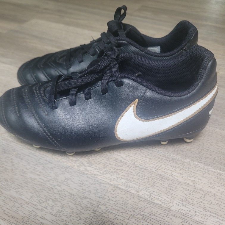 NIKE Soccer Cleats Size 1Y