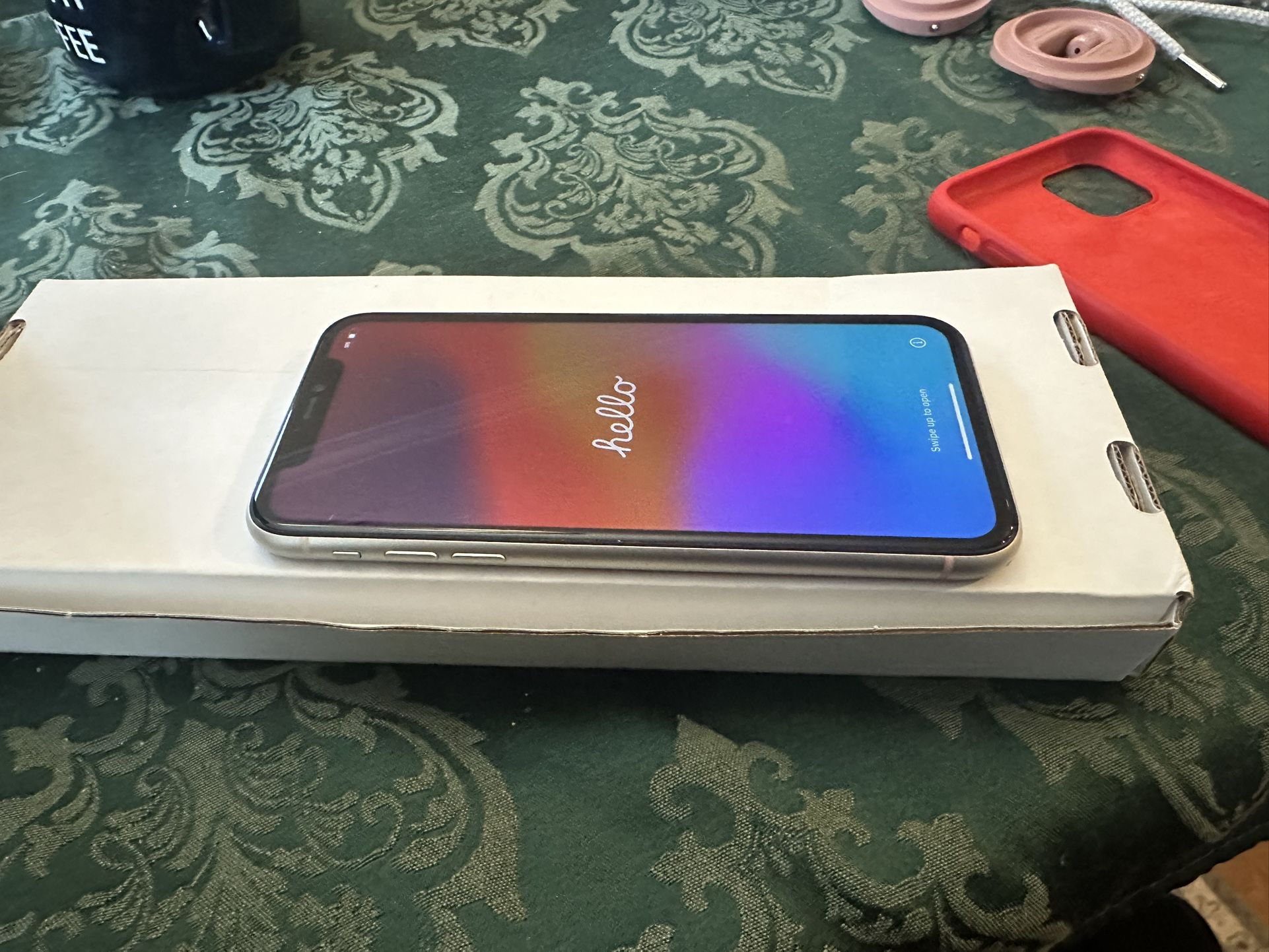 Unlocked iPhone 11 (READ DESCRIPTION)