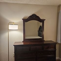 Dresser With Mirror 