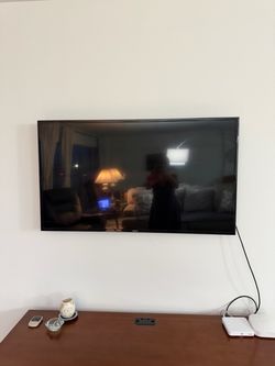 Samsung Flat Screen Smart TV Wall Mounted