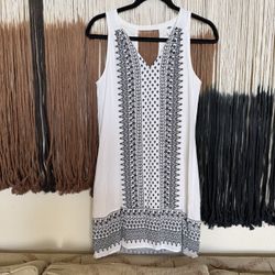White and black patterned Old Navy dress with keyhole back cutout; perfect Condition 