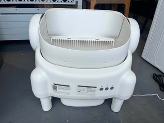 Almost New - Cat Litter Self Auto Cleaning Box