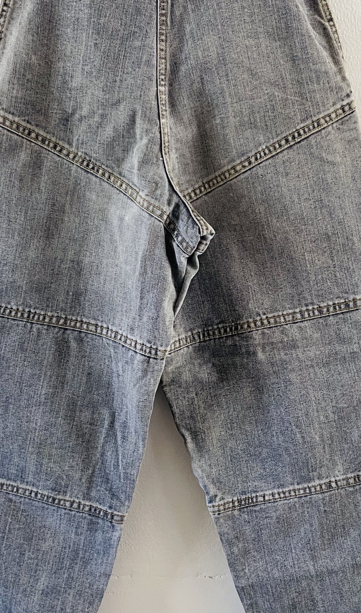 Rare 1983 vintage high waist guess jeans -Gray acid wash- -tapered legs and snap pocket detailing- This item is in excellent vintage condition