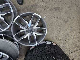 20x 8 5x127..jeep wrangler e rims new..with center caps
