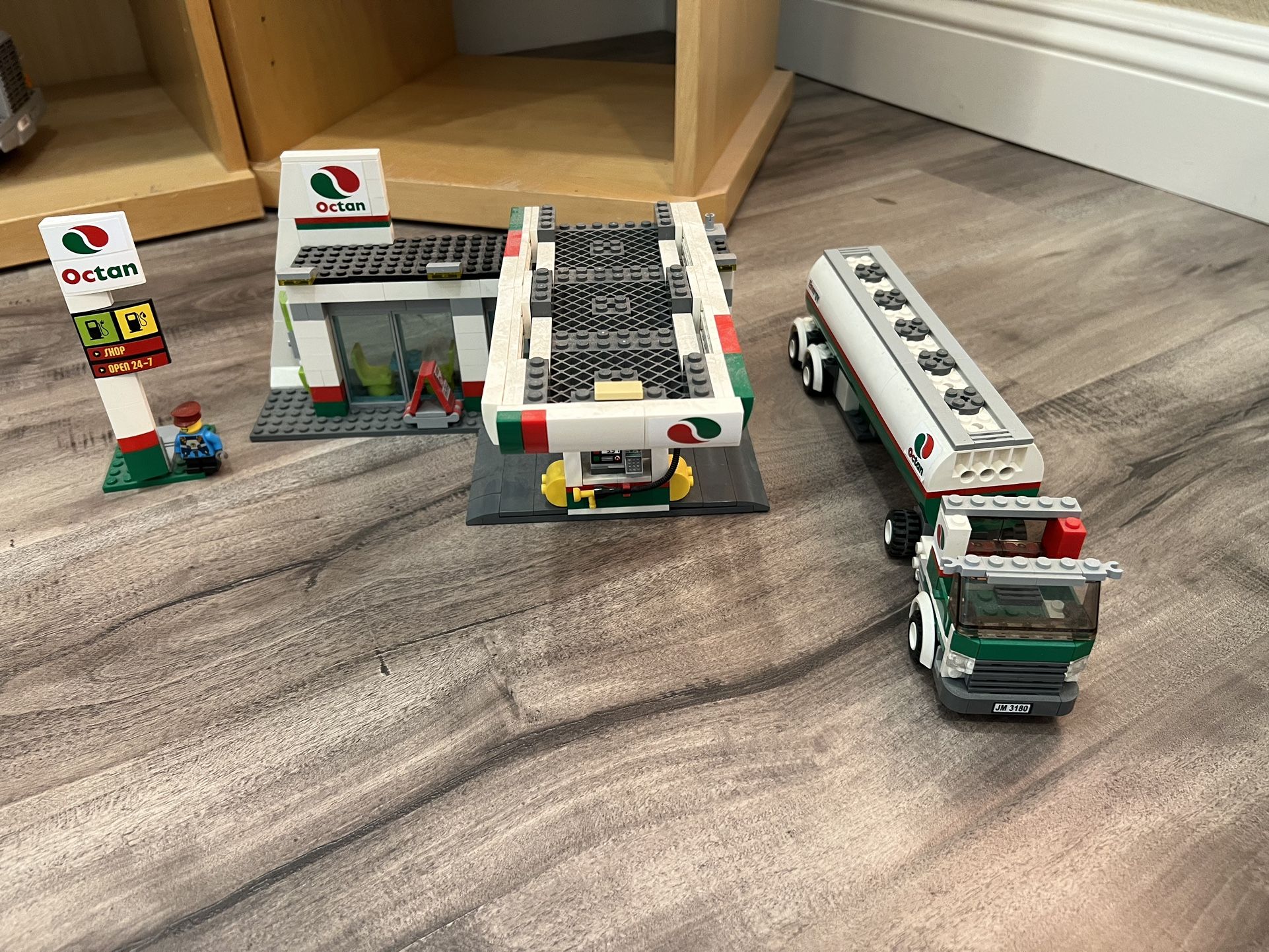 Lego City Custom LEGO Octan Gas Station &truck